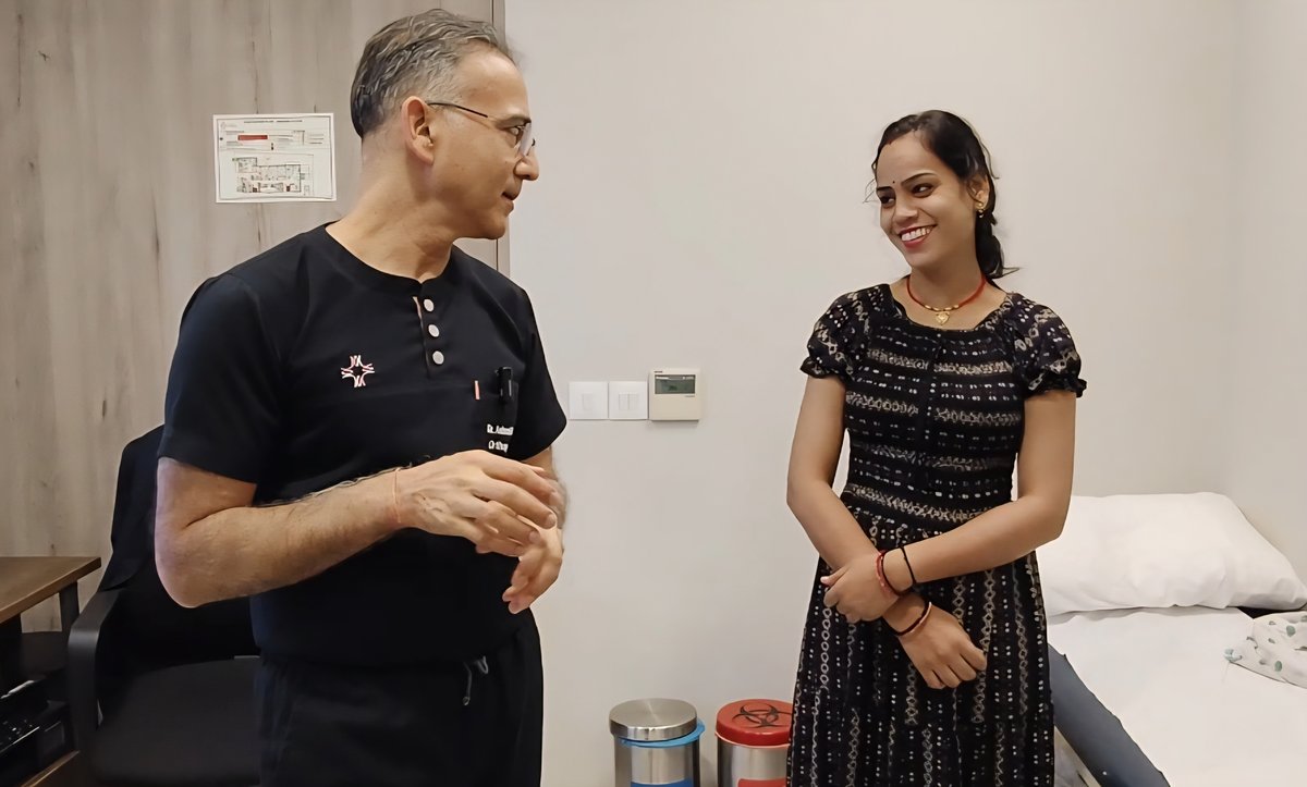 Dr. Ashwani Maichand in consultation with a patient at Minomax Orthopaedics